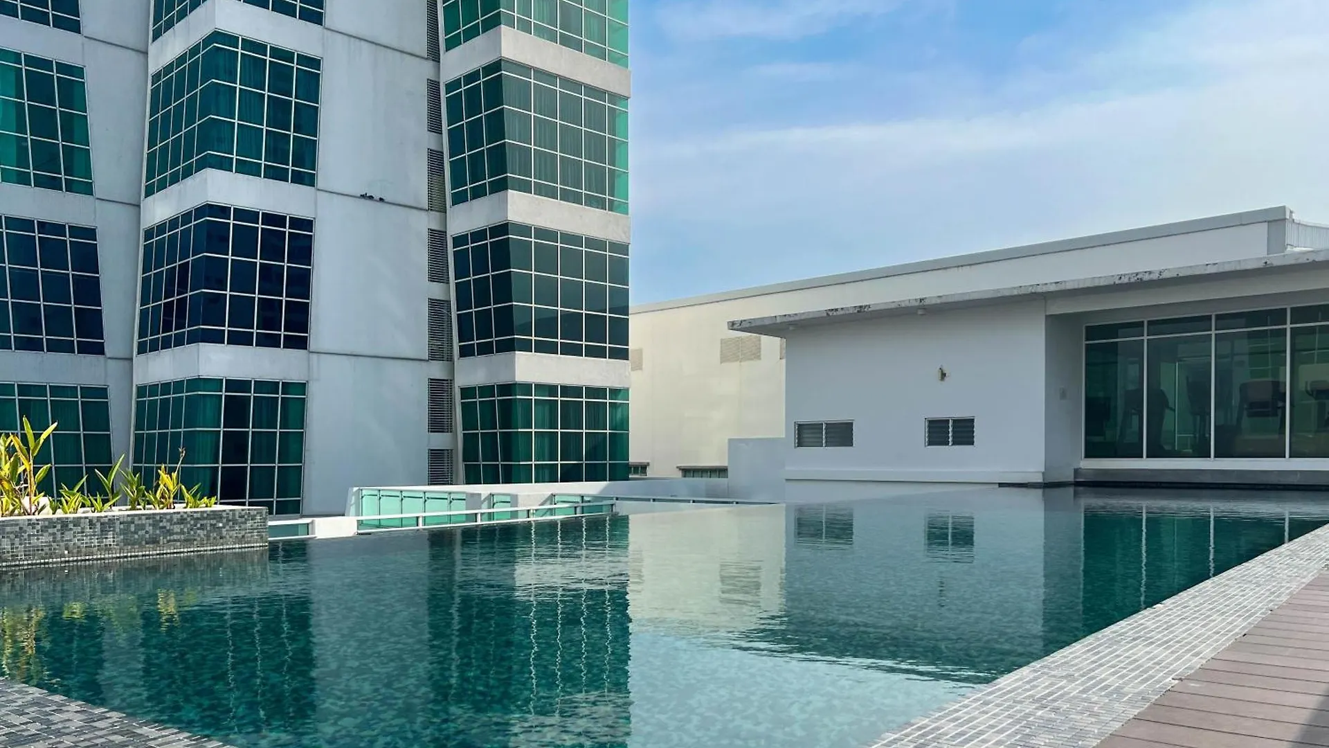 Apartment Maritime Suites Duplex In Karpal Singh With Netflix & Free Wifi George Town