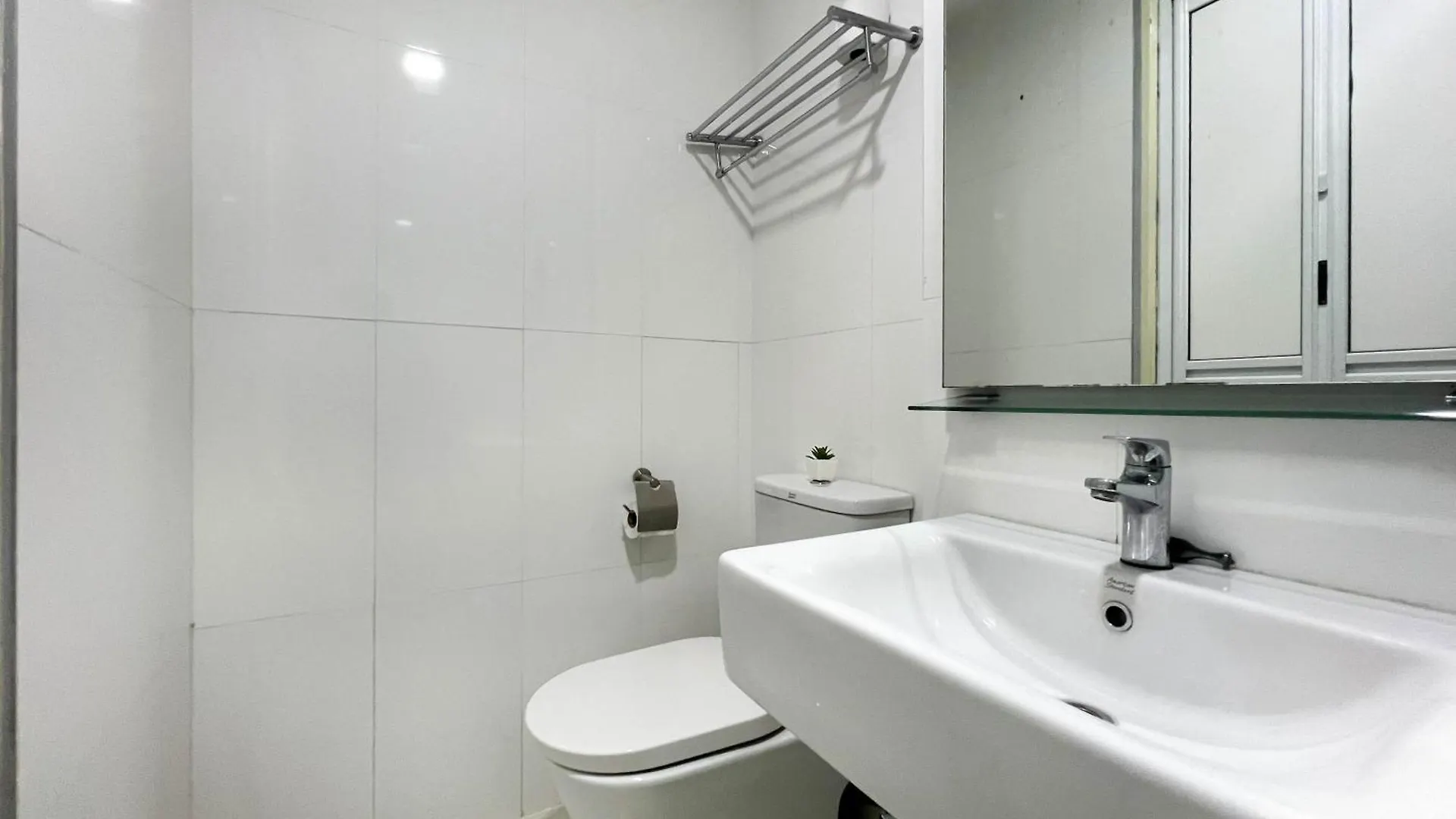 Maritime Suites Duplex In Karpal Singh With Netflix & Free Wifi George Town